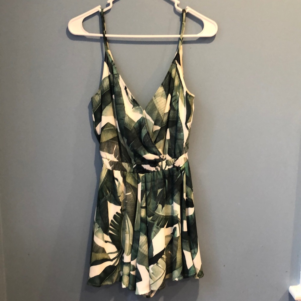 Show me your MuMu Palm tree leaf romper. Size small